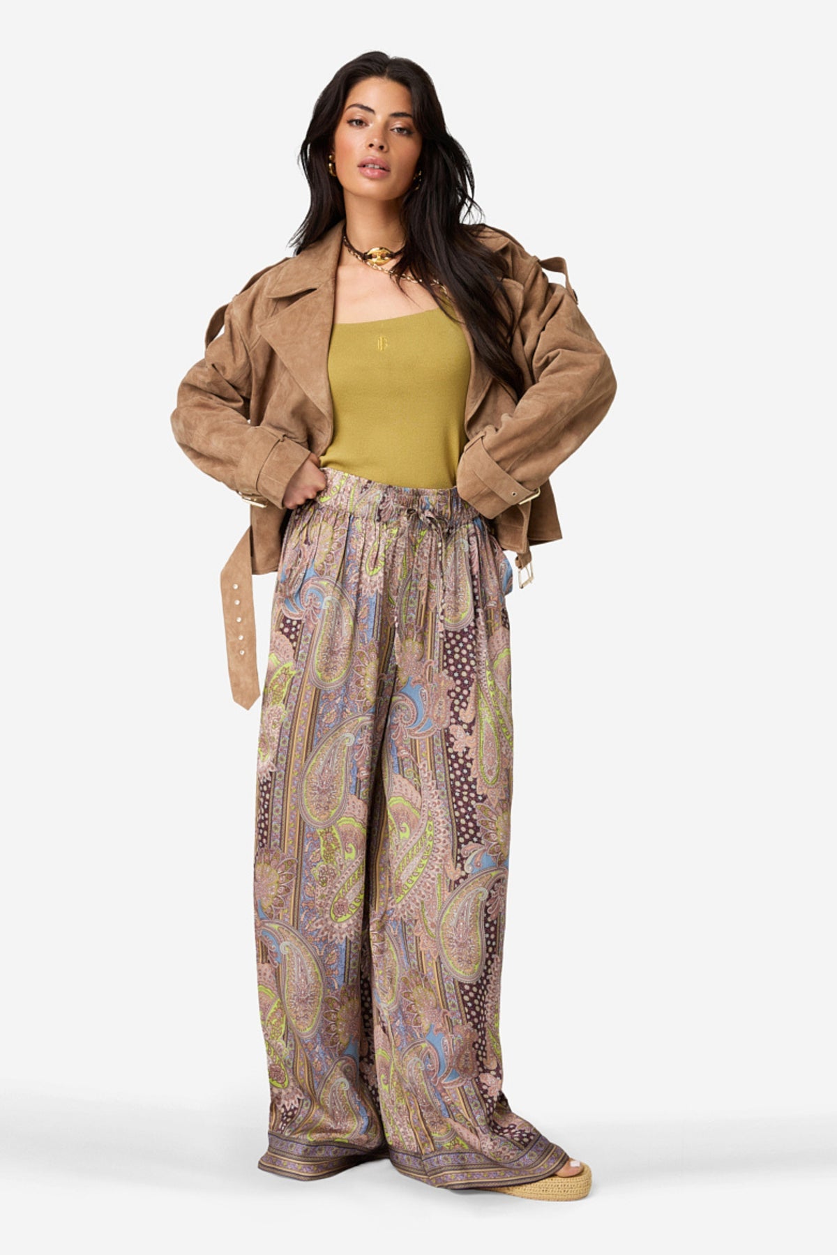 Ibana Piero Petal Flow broek in een studiofoto, lichtgewicht en comfortabel met een elegante pasvorm.