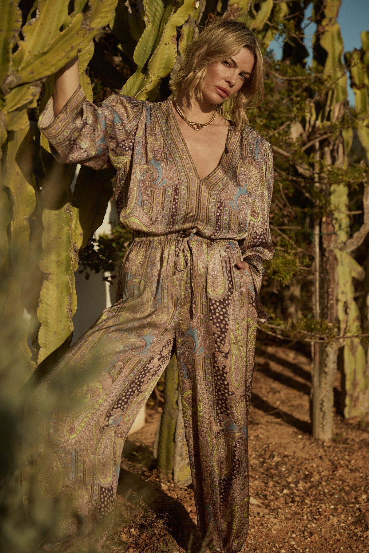 Ibana Piero Petal Flow broek in studiofoto, lichtgewicht en comfortabele damesbroek met bloemenpatroon en elastische taille.