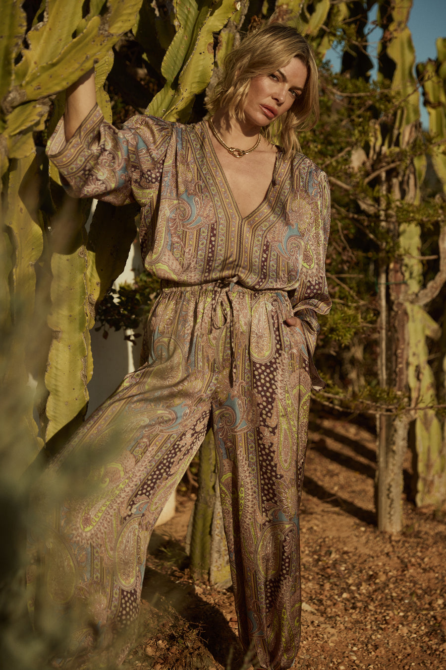 Ibana Blouse Tyza Petal Flow in lichte, luchtige stof met bloemendessin en V-hals, gedragen in studiofoto.