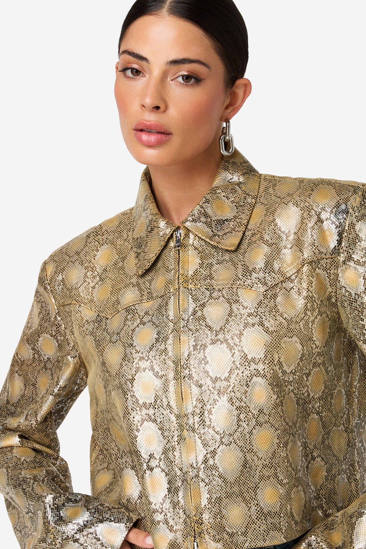 Lichte metallic serpentprint jacket Jaylin Snake van Ibana, gestyled in een stijlvolle studiofoto.