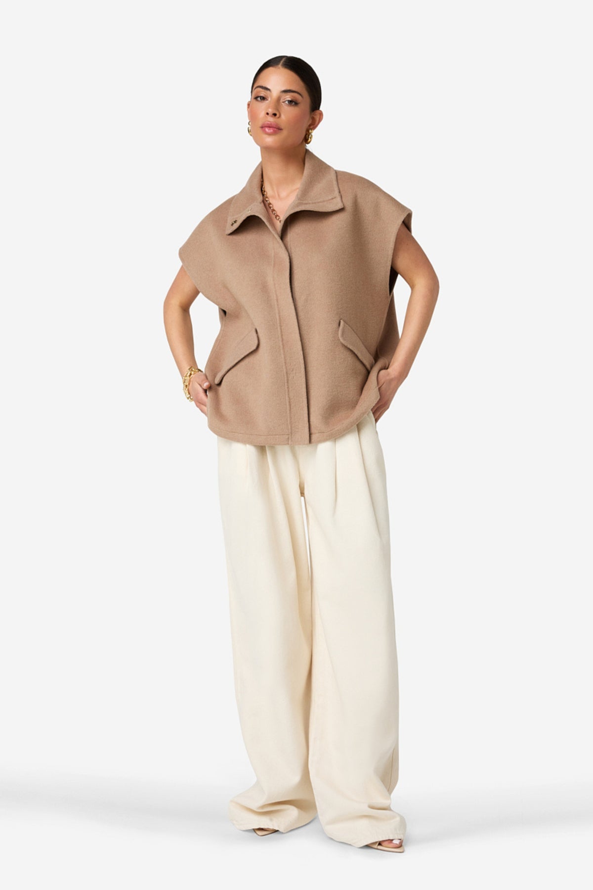 Ibana Junie Terra beige jas in studiofoto, met rits en kraag, geschikt voor casual en outdoor kleding.