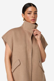 Lichte beige Ibana Junie Terra jas in studio, met stijlvolle pasvorm en comfortabele stof, perfect voor casual dragen.