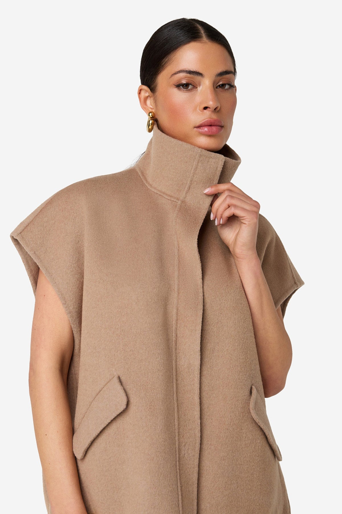 Lichte beige Ibana Junie Terra jas in studio, met stijlvolle pasvorm en comfortabele stof, perfect voor casual dragen.