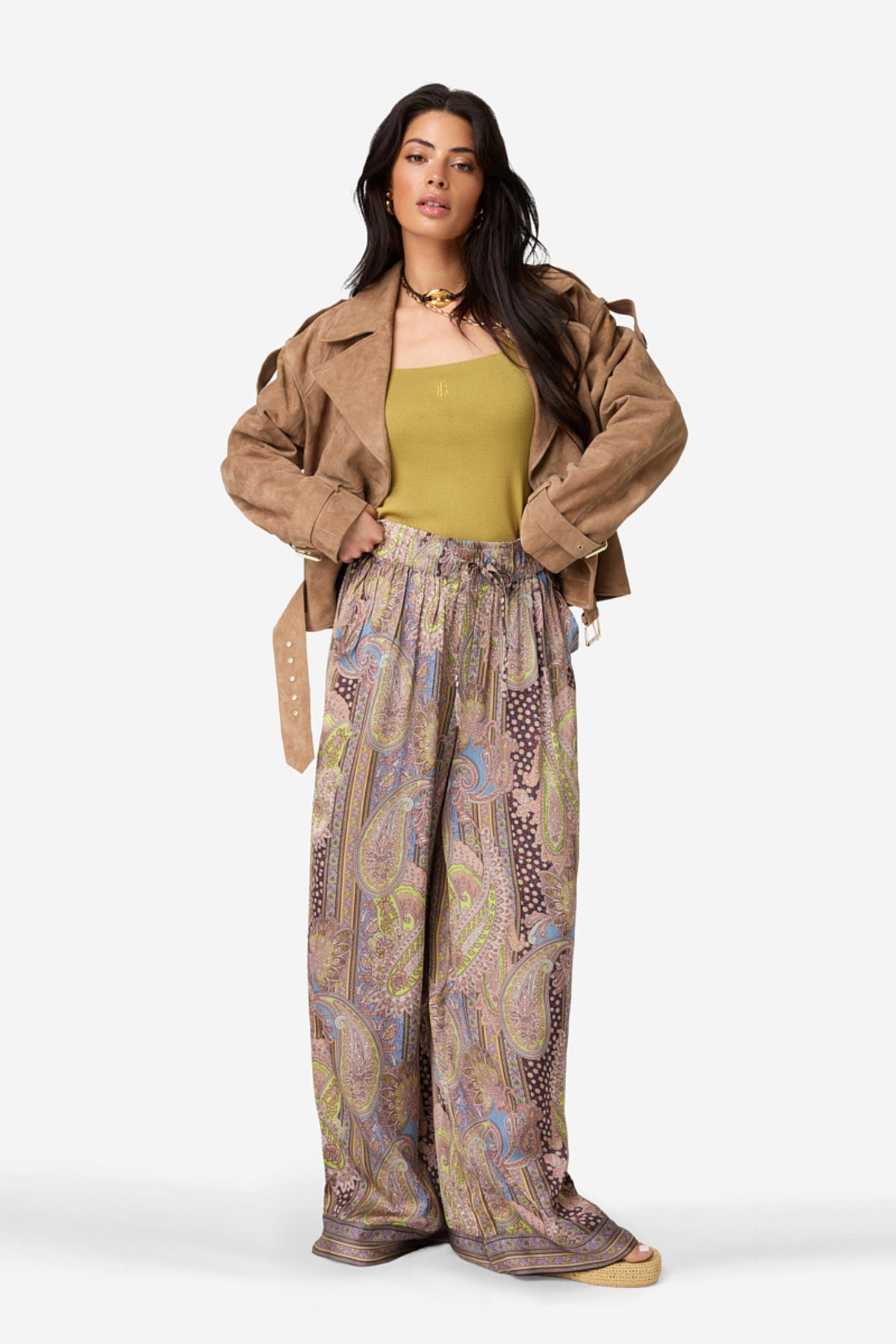 Ibana Kara Gold Green top in goud en groen, gestyled in een studiofoto, getoond in een modieuze pose.