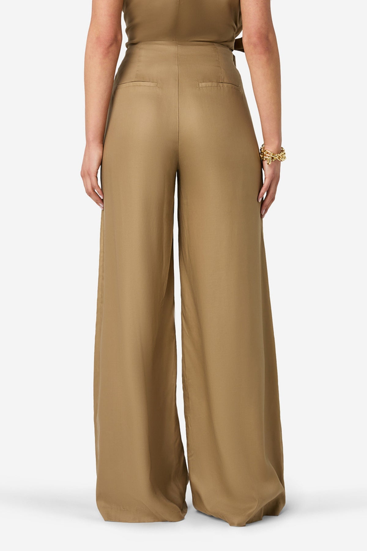 Ibana Pavira Terra beige broek, getoond in studiofoto, met een losse pasvorm en comfortabele tailleband.