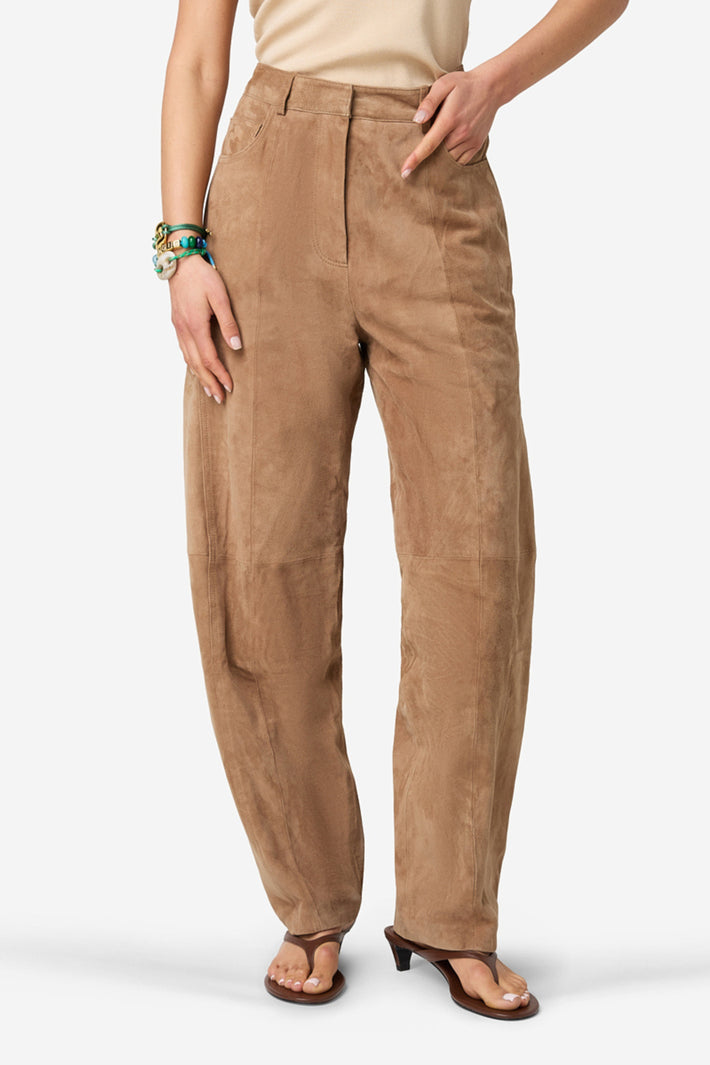 Ibana Parla Suede broek in iced coffee kleur, getoond in studiofoto met close-up van de stof en pasvorm.