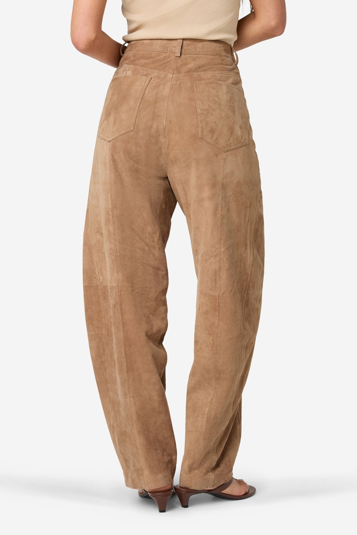 Ibana Parla Suede broek in iced coffee kleur, close-up studiofoto met details van de stijlvolle damesbroek