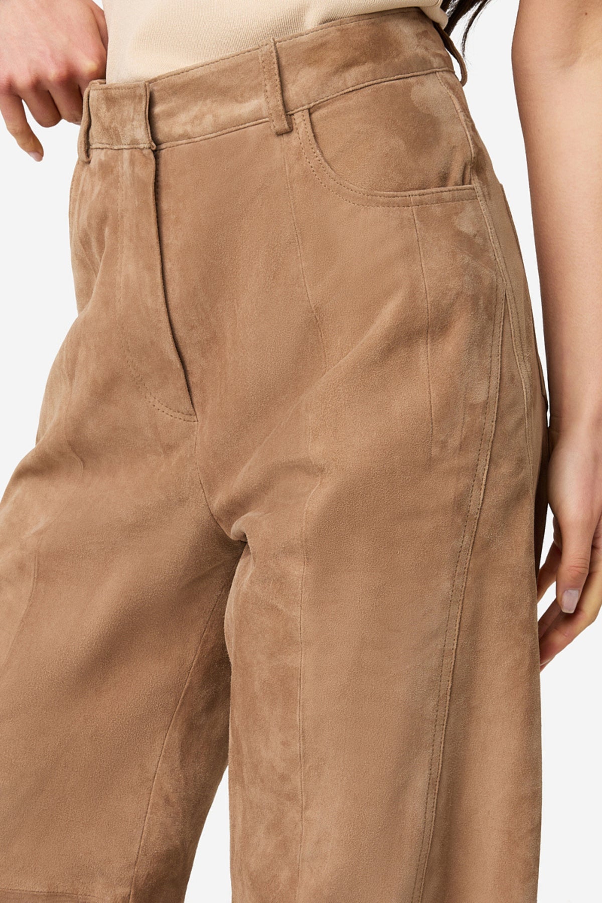 Ibana Parla Suede broek in iced coffee kleur, getoond in studiofoto, met een stijlvolle en comfortabele pasvorm.