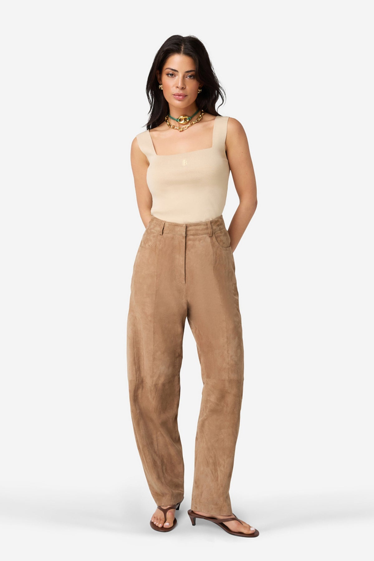 Ibana Parla suède broek in iced coffee kleur, getoond in studiofoto met close-up van de stof en pasvorm.
