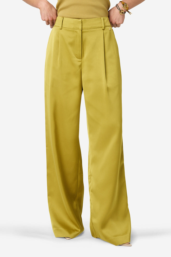 Groene Ibana Peja Gold broek in studiofoto, getailleerd model met stijlvolle details en comfortabele pasvorm.