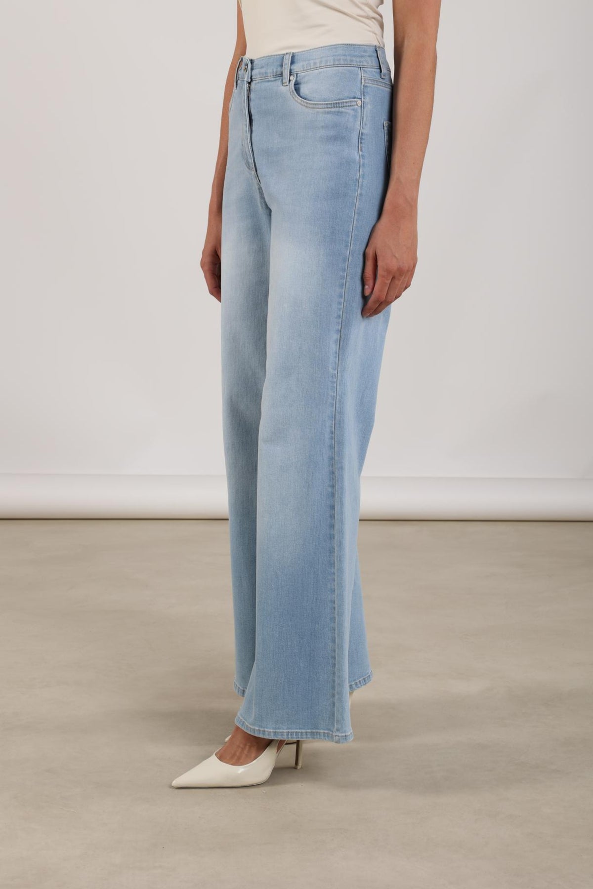 Nukus Senna bleached denim jeans in studiofoto, met lichte vervaging en casual pasvorm, voor een stijlvolle uitstraling
