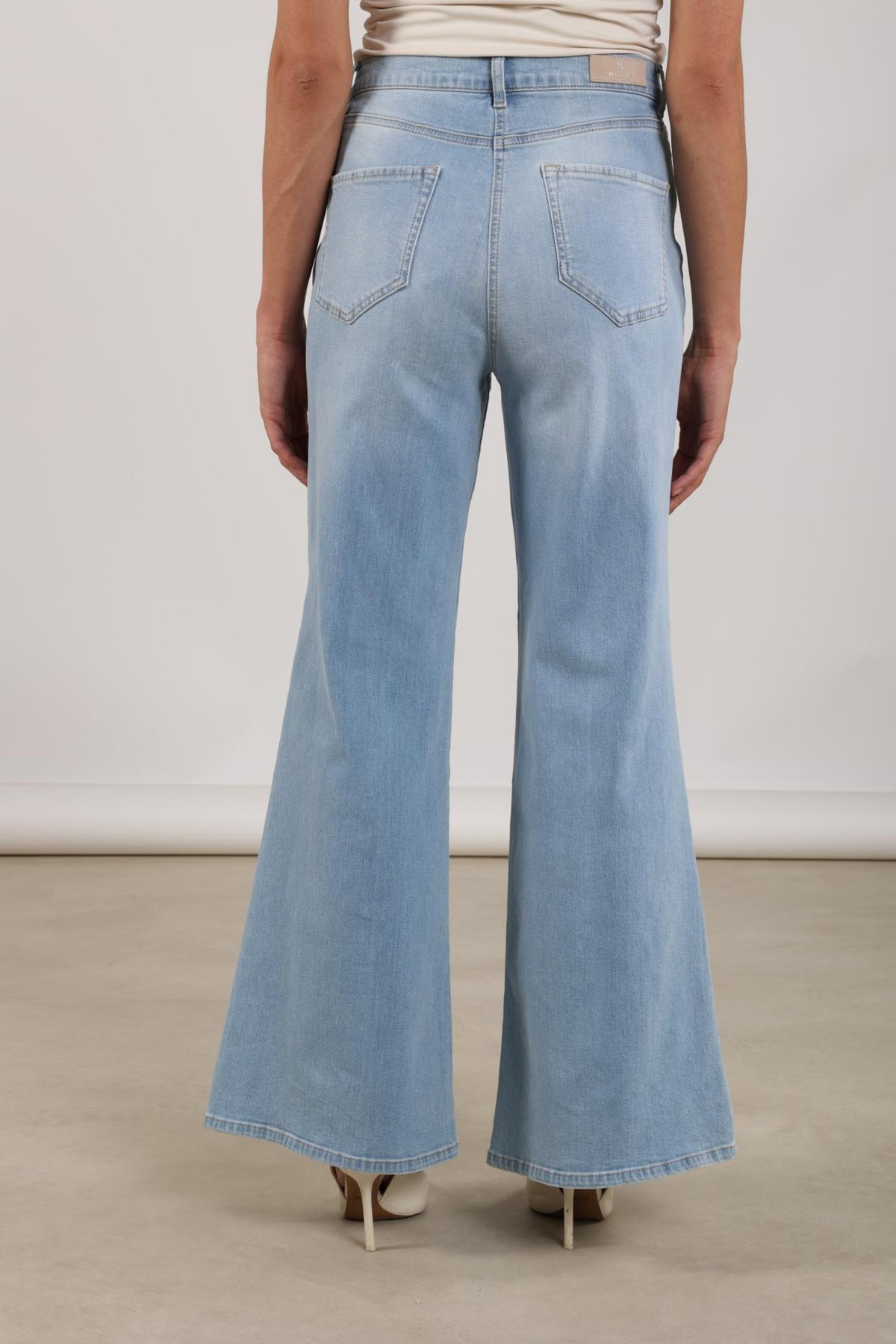 Nukus Senna bleached denim jeans, casual fit, zichtbaar op studiofoto met lichte verwering en stijlvolle pasvorm