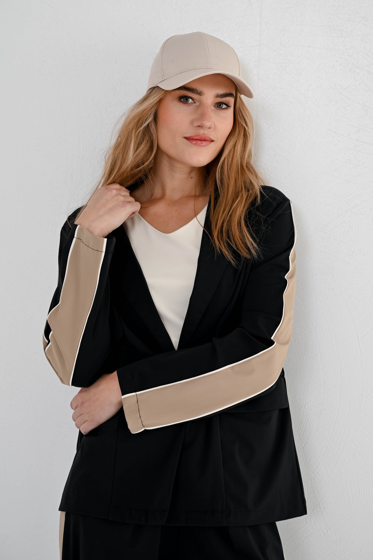 Zirus Black reisjasje van Maicazz & Zizo, gestyled in studiofoto met close-up van de stof en ontwerp.