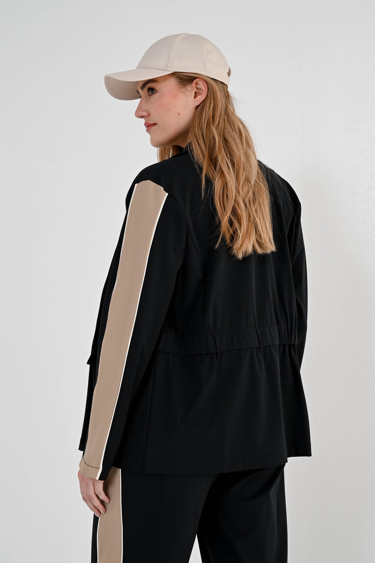 Zirus Black reishandjas van Maicazz & Zizo, getoond op studiofoto met close-up van stijlvolle, ademende reiskleding.