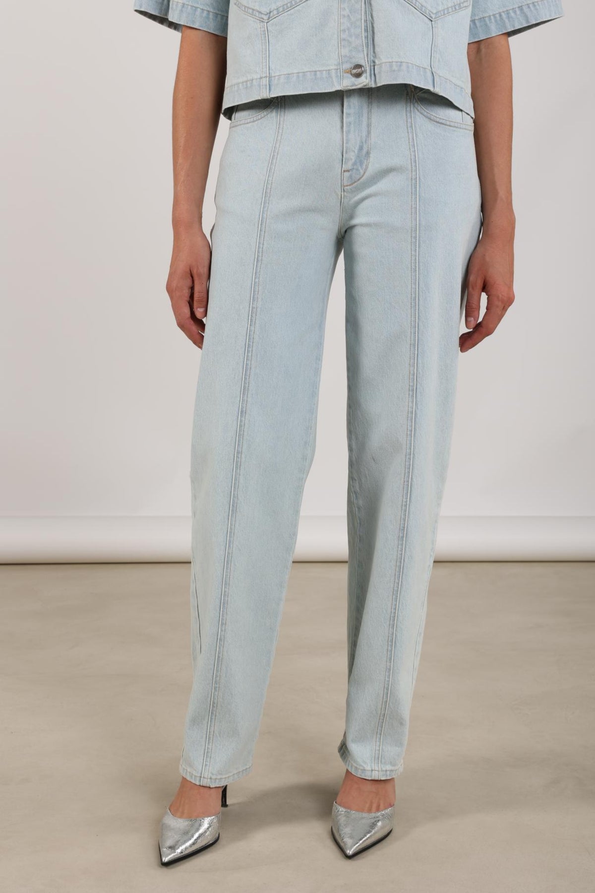 Nukus Blair bleached denim jeans in studiofoto, casual fit, met lichte verfspatten en stevige stof, modieus en comfortabel.