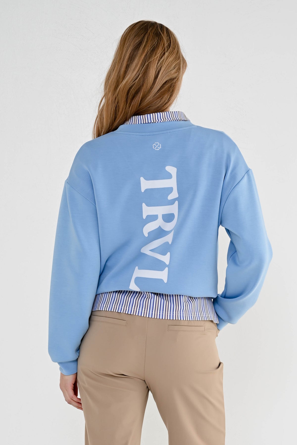 Studiofoto van de blauwe Top Moskou Illusion van Maicazz & Zizo, getoond in een studio met neutrale achtergrond.
