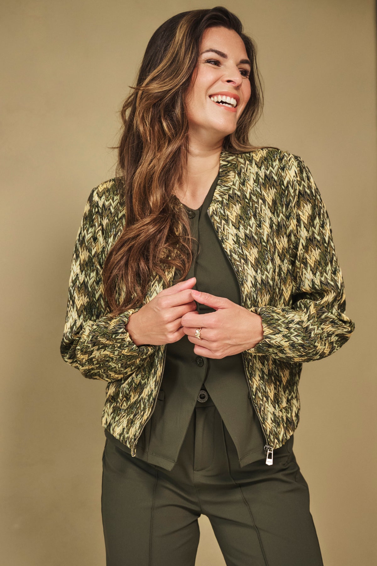 Zoso Sonja Army Multi Jacket in groene camouflage stof, getoond in een studiofoto met openstaand ontwerp en stevige uitstraling.