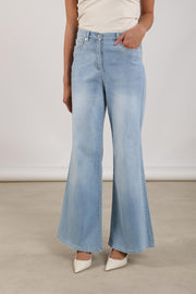 Nukus Senna bleached denim jeans in studiofoto, casual fit, lichtgebleekte blauwe spijkerbroek voor dames