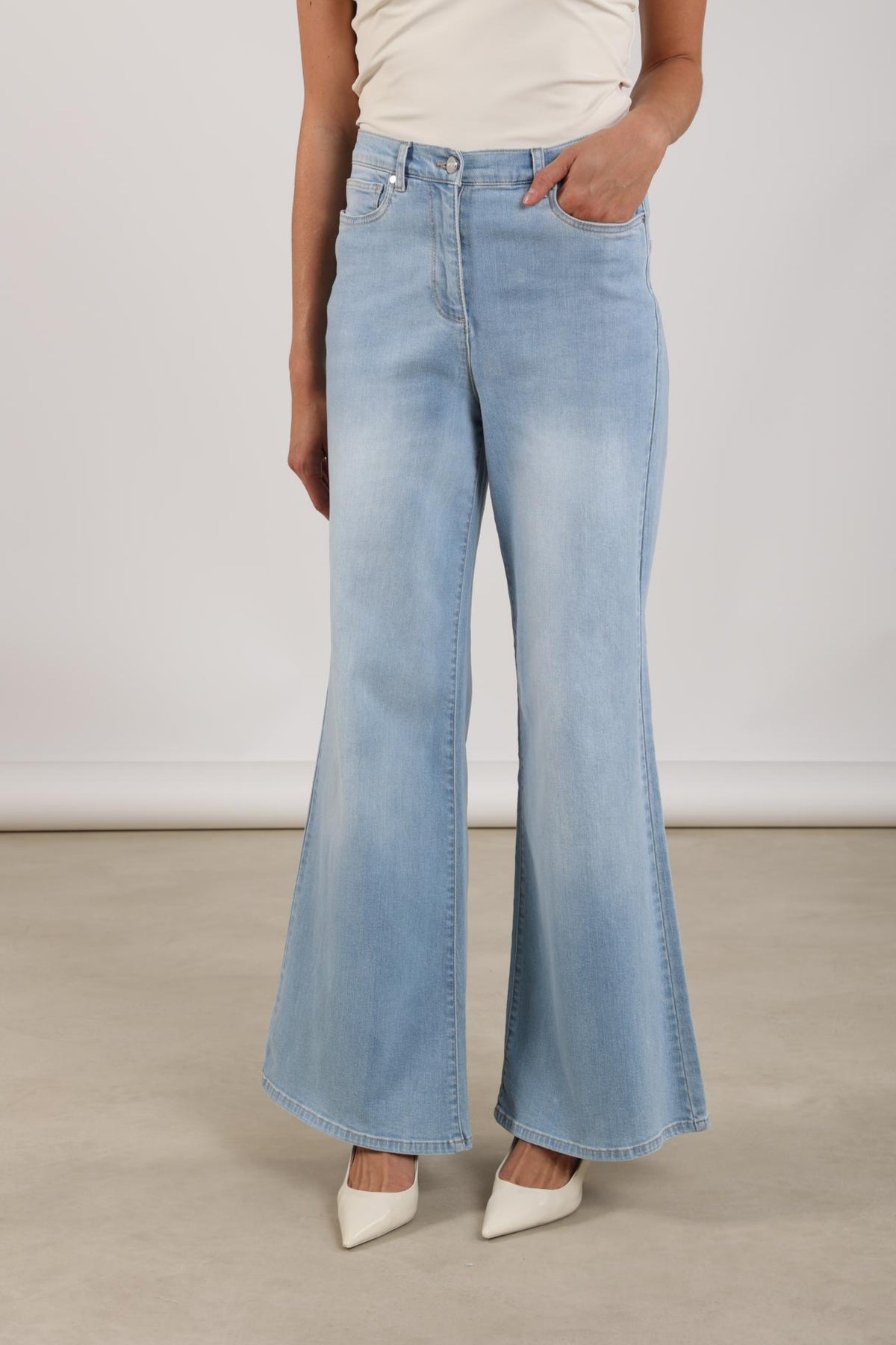 Nukus Senna bleached denim jeans in studiofoto, casual fit, lichtgebleekte blauwe spijkerbroek voor dames