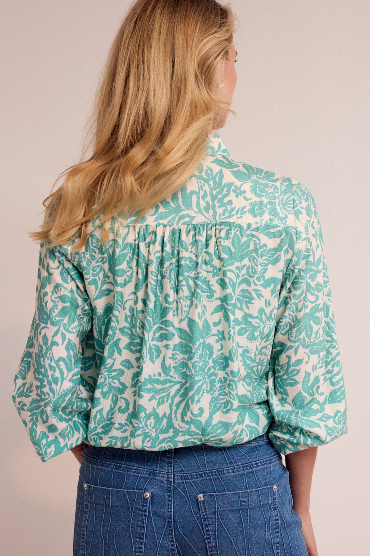 Groene blouse Tramontana Emerald Flourish met bloemendetail, korte mouwen en lichte, soepele stof.