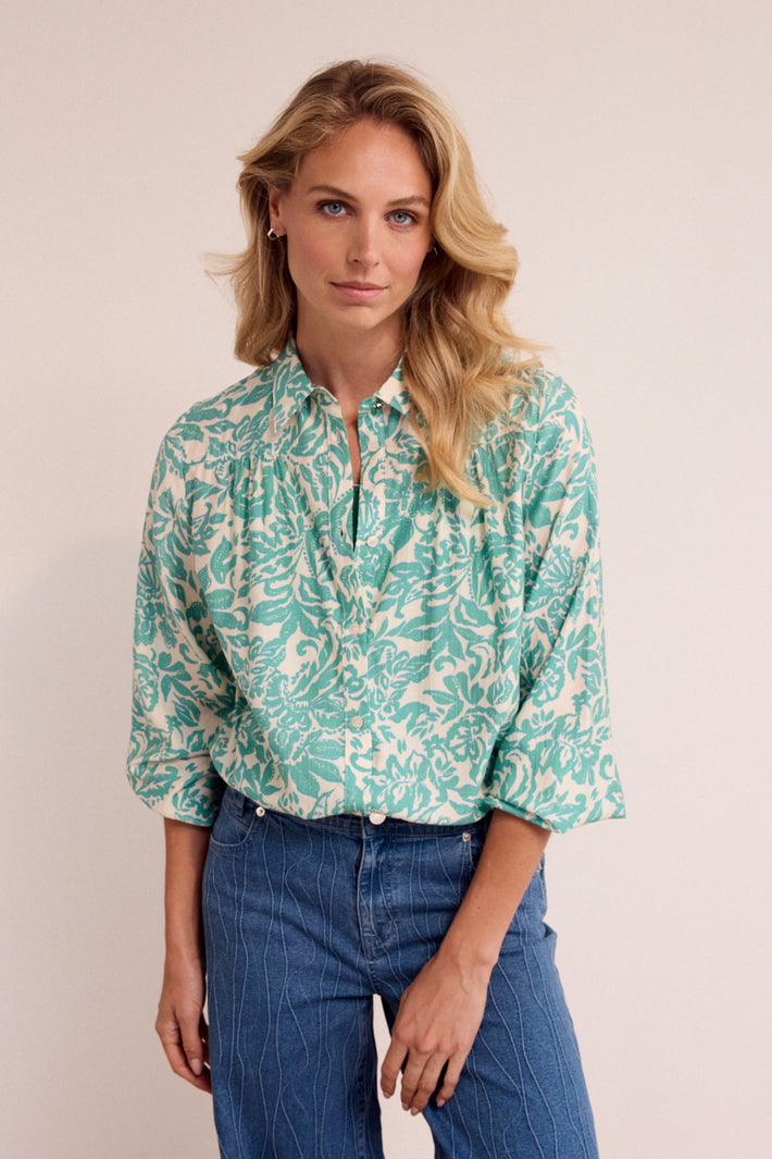 Groene blouse Tramontana Emerald Flourish met bloemendetail, korte mouwen en elegante pasvorm.