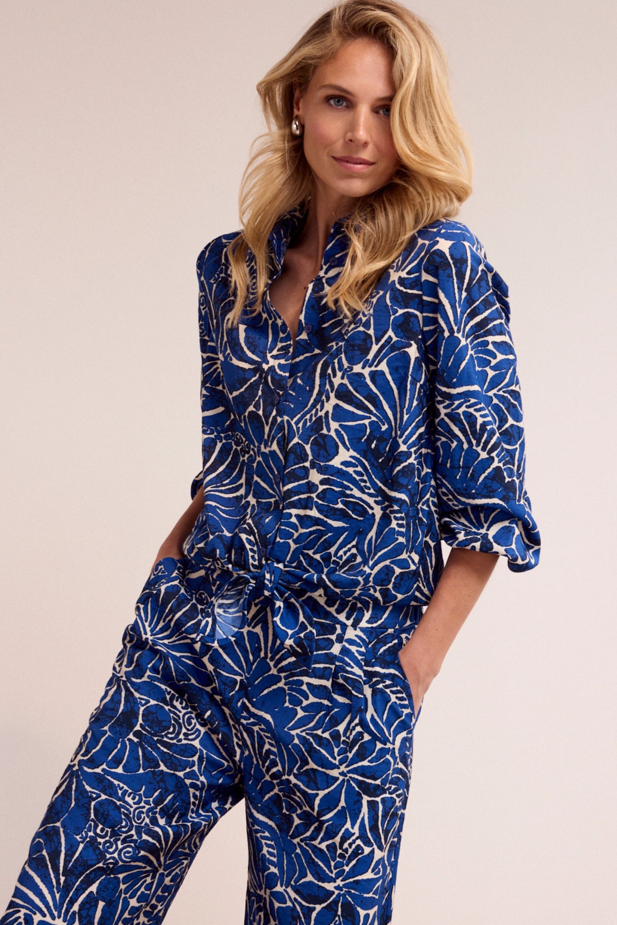Tramontana blouse met ink en bloemprint, kleurrijk en lichtgewicht voor een elegante look.