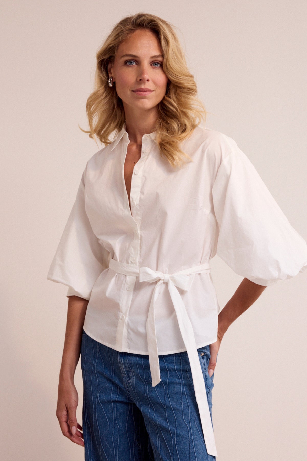 Offwhite Tramontana blouse van poplin met strikdetail, korte mouwen en elegante pasvorm.