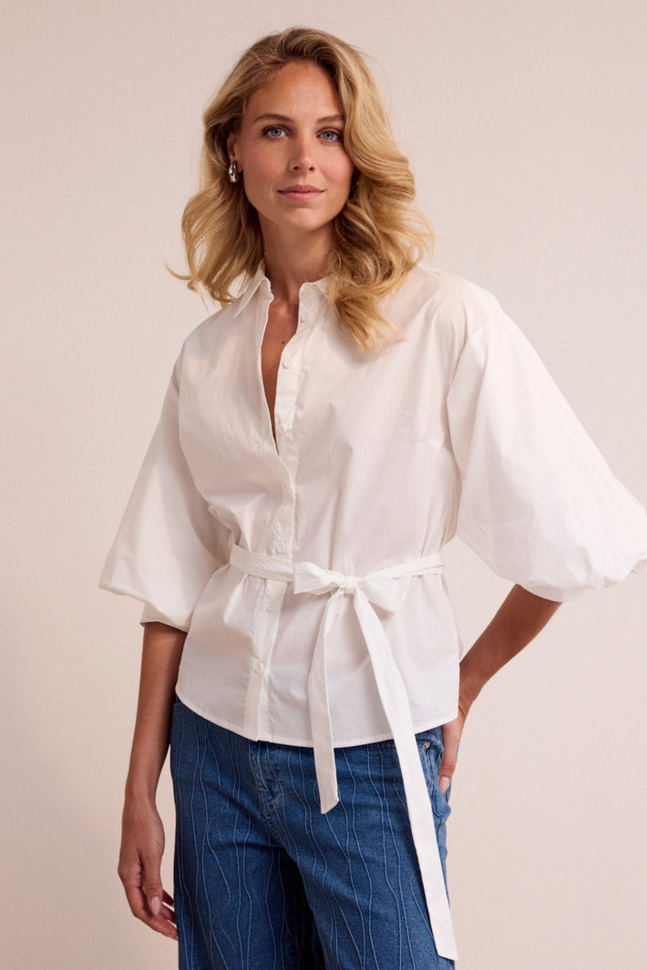 Offwhite Tramontana blouse van poplin met strikdetail, korte mouwen en elegante pasvorm.