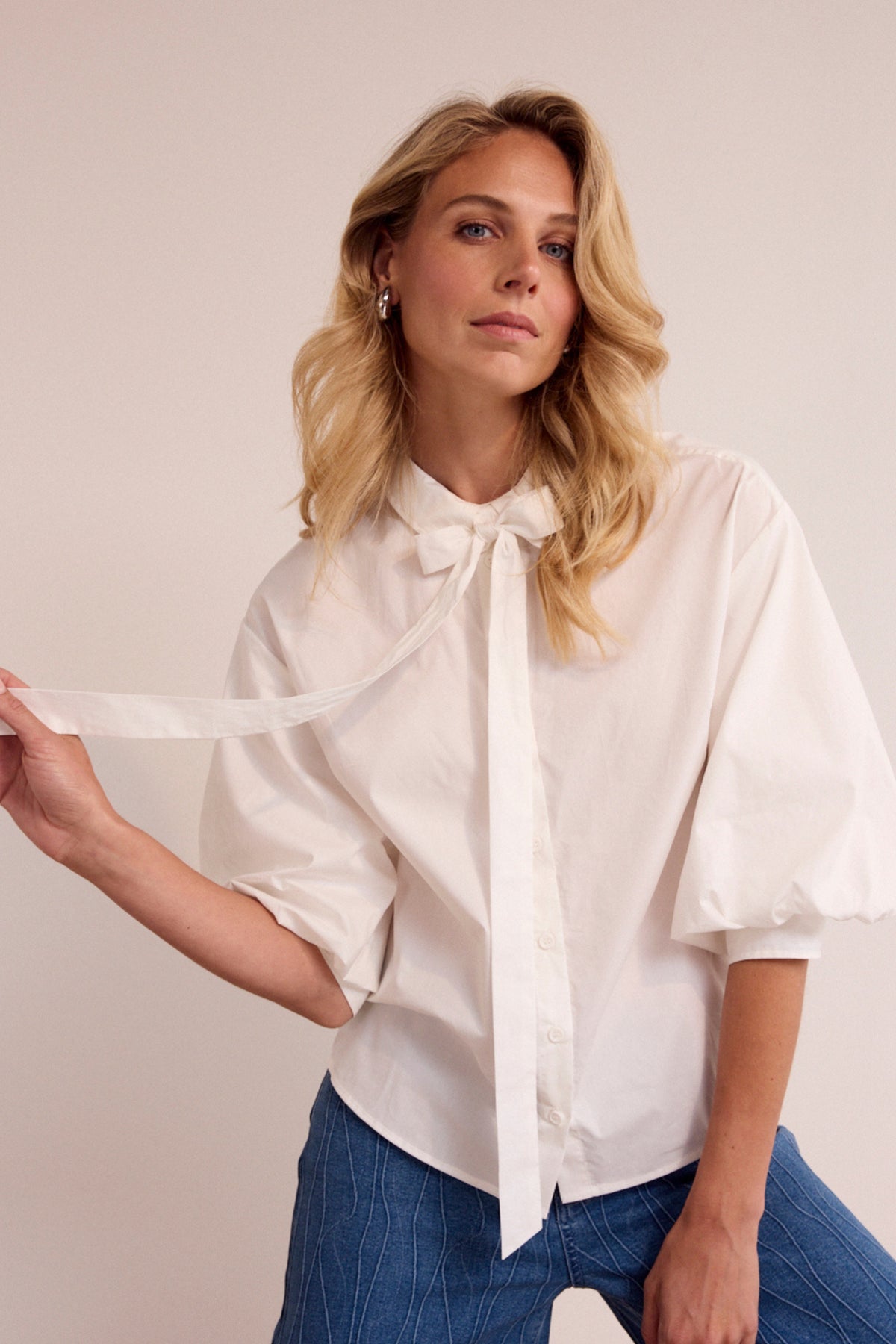 Witte Tramontana blouse van poplin met strikdetail, offwhite kleur en elegante pasvorm.