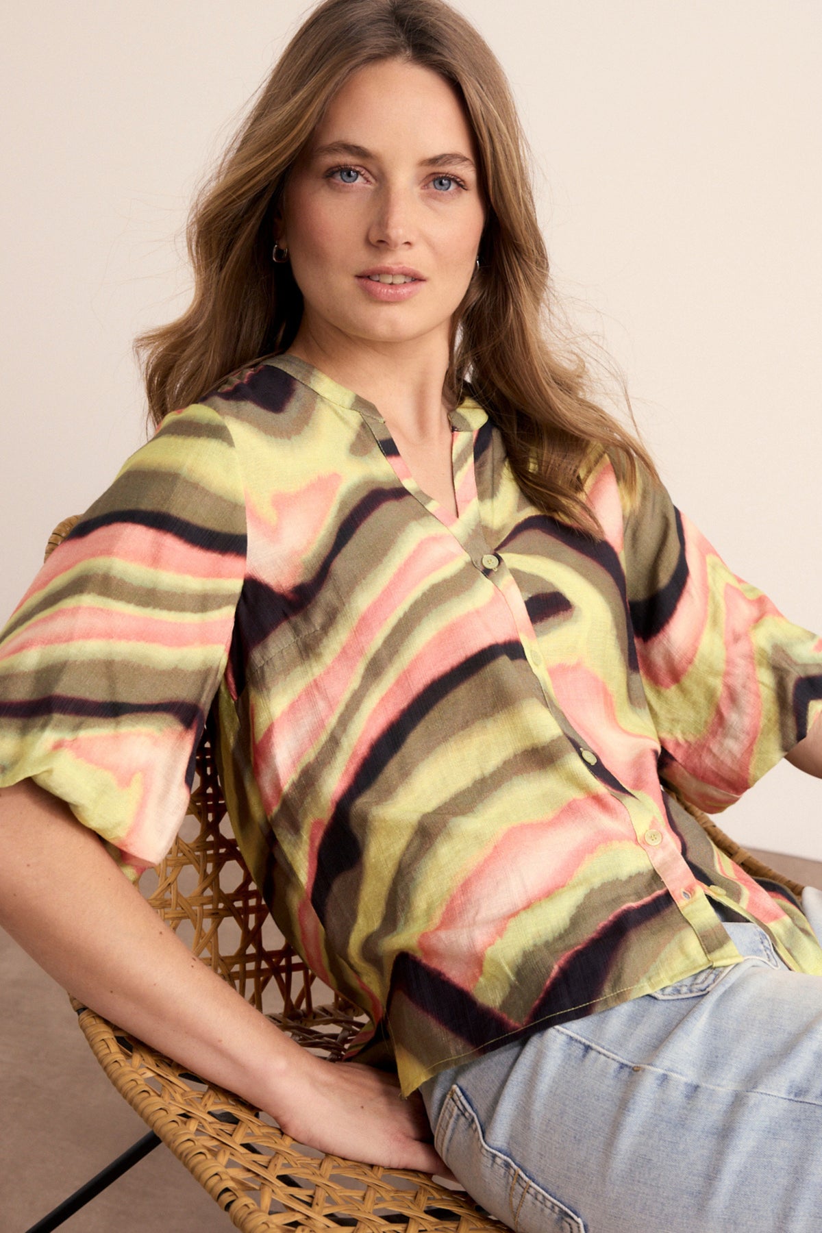 Tramontana blouse met sunset desert print in meerdere kleuren, licht en luchtig met lange mouwen en ronde hals.