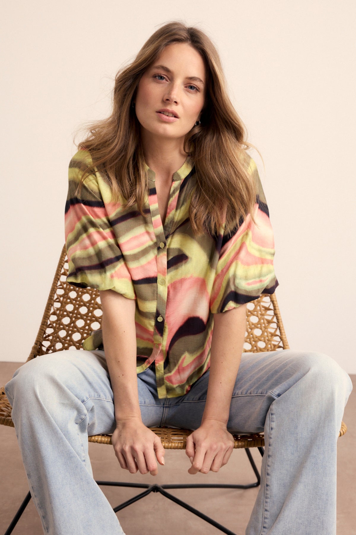 Tramontana blouse Sunset Desert print met meerdere kleuren, lichte zomerblouse met bloemenmotief en V-hals.