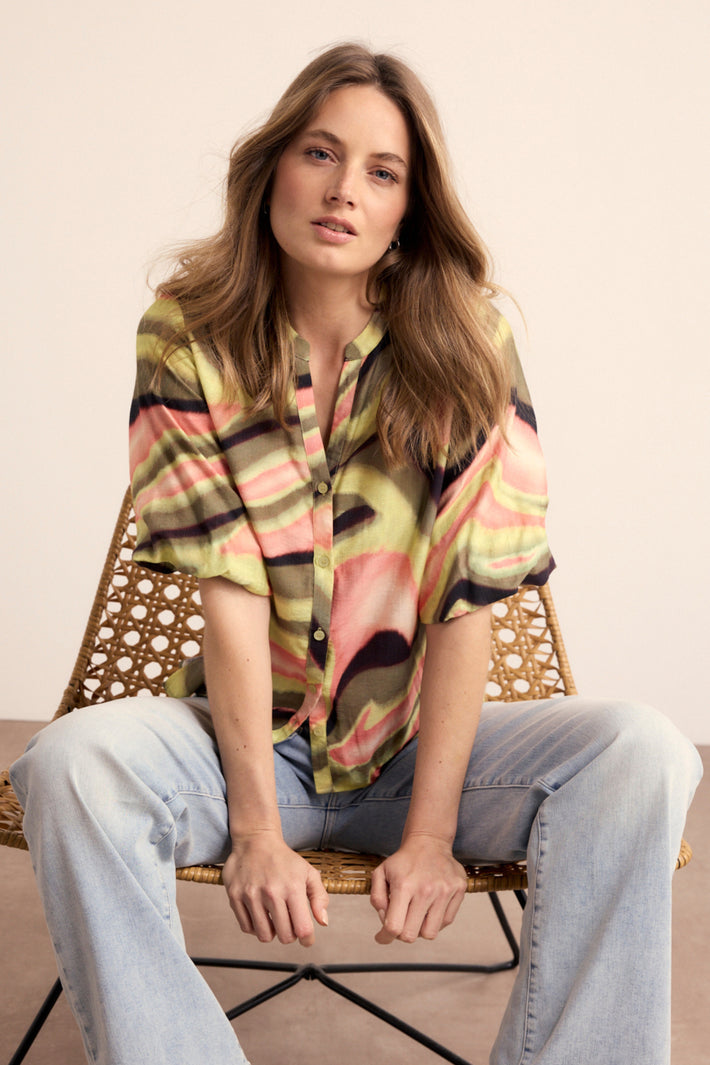 Tramontana blouse Sunset Desert print met meerdere kleuren, lichte zomerblouse met bloemenmotief en V-hals.