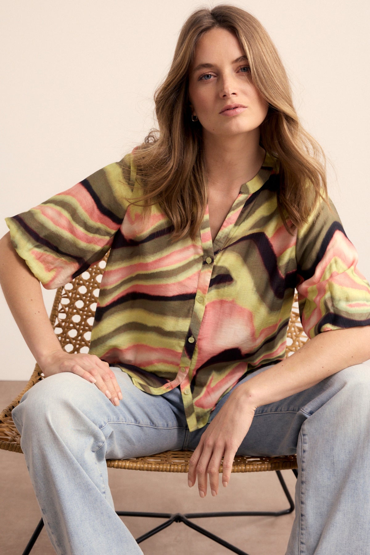 Kleurrijke Tramontana blouse met zonsondergang en woestijnprint, korte mouwen, stijlvolle damesblouse in diverse kleuren.