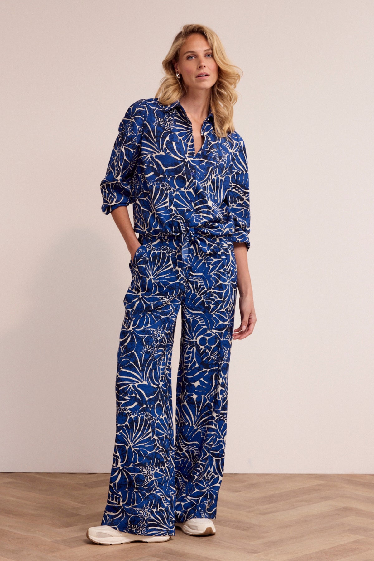 Tramontana broek met Inkt Bloom print, casual model, kleurrijk bloemenpatroon, voor dames, comfortabele pasvorm.