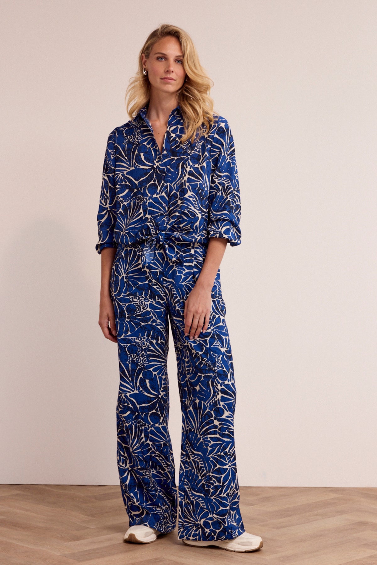 Tramontana broek met inktbloemprint, comfortabele pasvorm en modieus design, zichtbaar in de afbeelding.