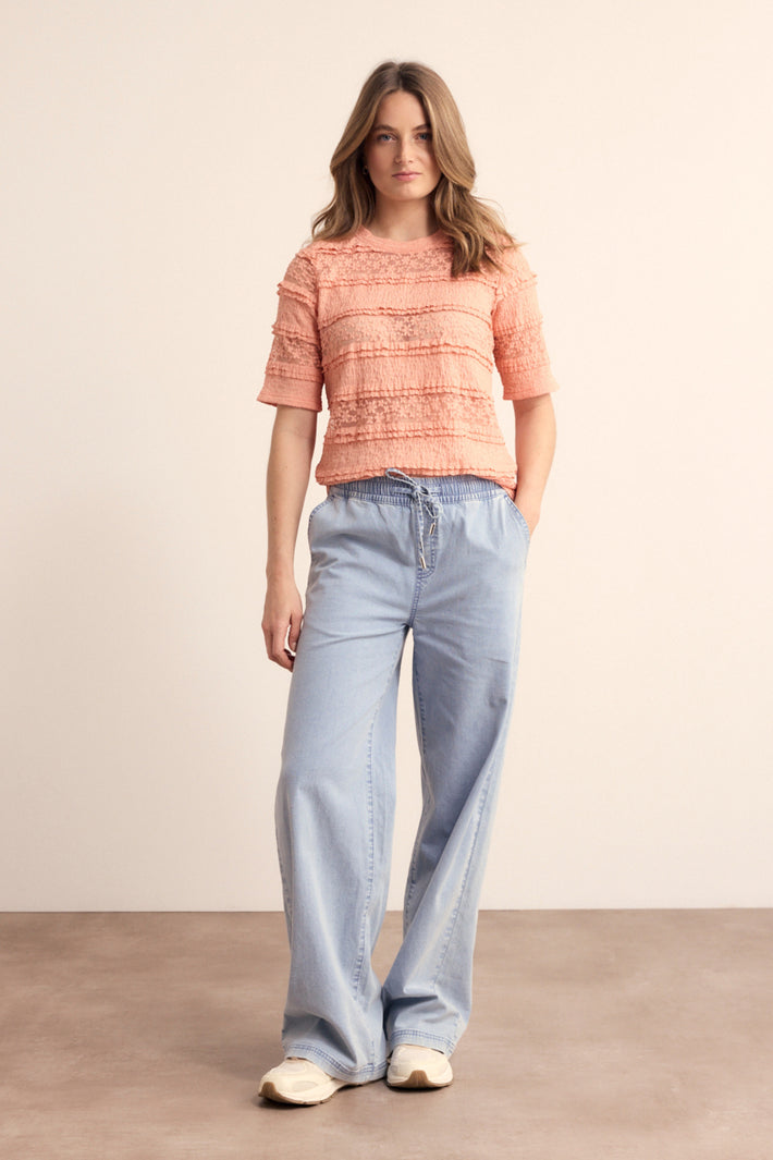 Lichtblauwe Tramontana denim broek, lichtgewicht en casual, zichtbaar in deze afbeelding met details van de pasvorm en stof.