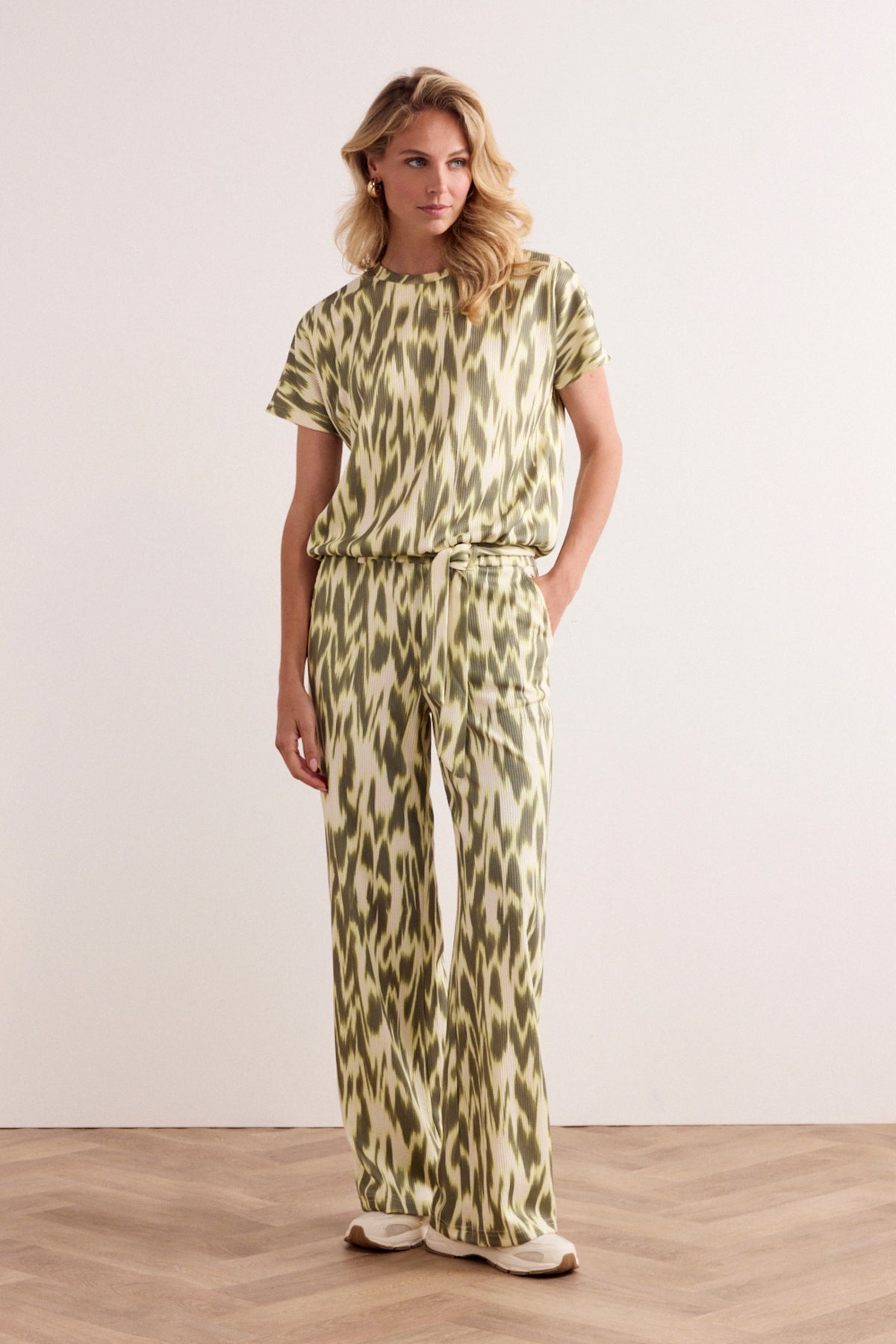Brede groene wide-leg broek met fade print van Tramontana, comfortabel en stijlvol, zichtbaar in de afbeelding.