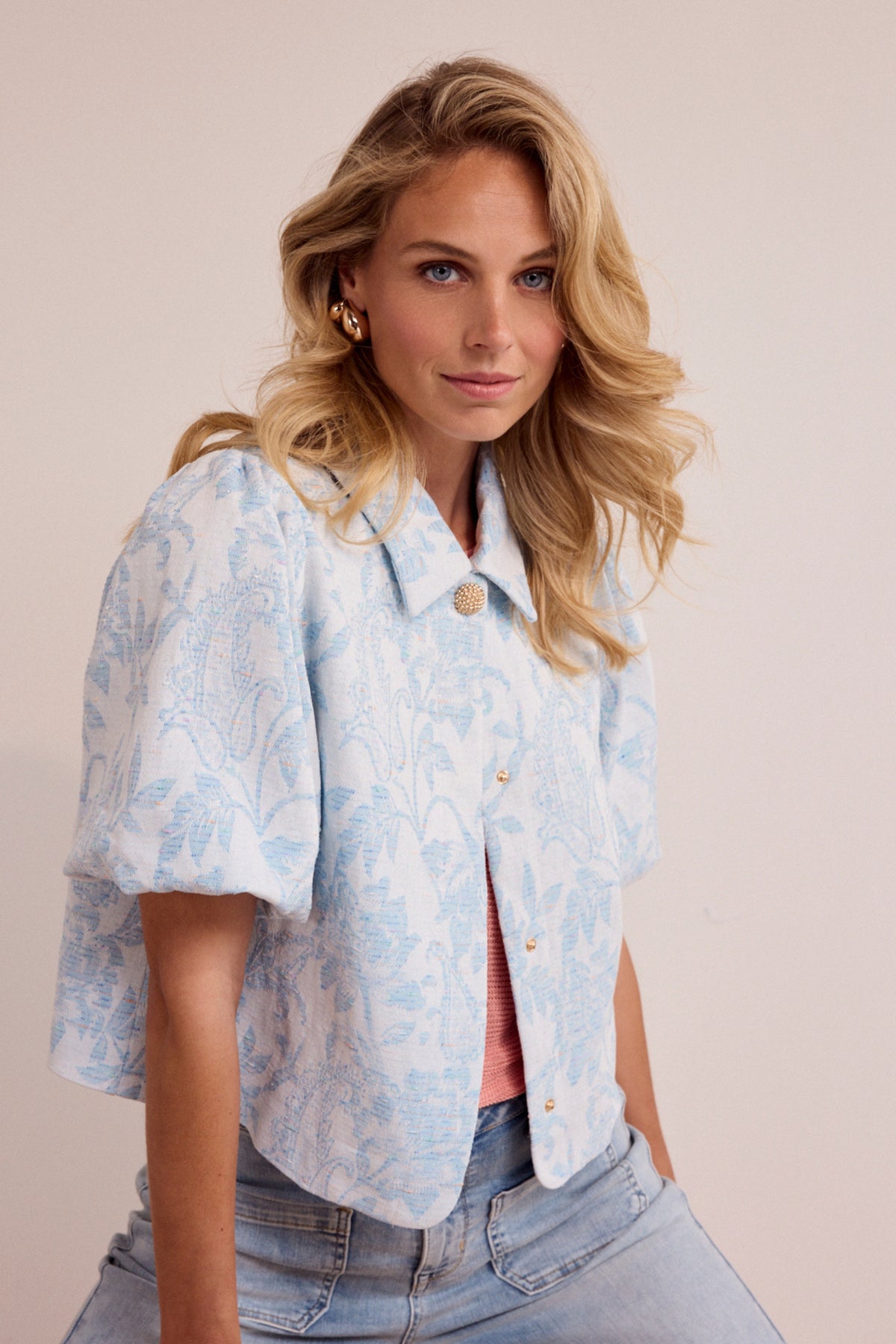 Lichte blauwe denim jas van Tramontana met jacquard patroon, model C10-19-801, zichtbaar op de afbeelding.