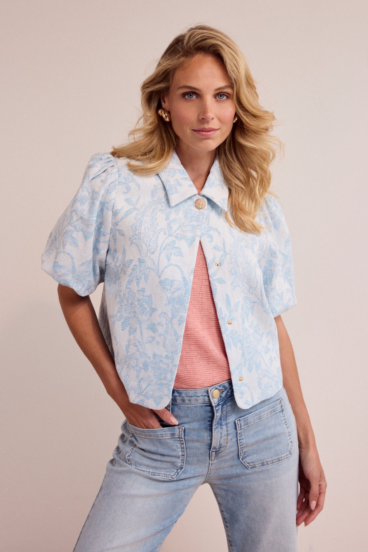 Lichte blauwe denim jas van Tramontana met jacquard patroon, modieus en casual, zichtbaar op de afbeelding.