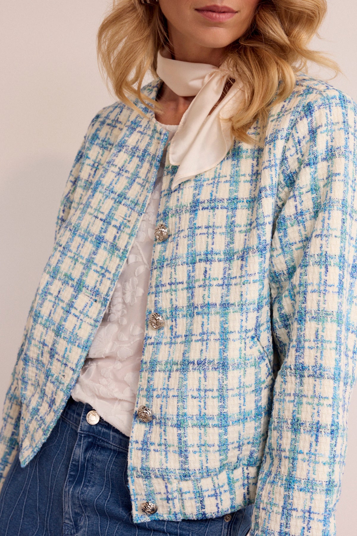 Tramontana jas met ronde hals, blauwe melange tweed, stijlvolle damesjack, close-up van de textuur en ontwerp.