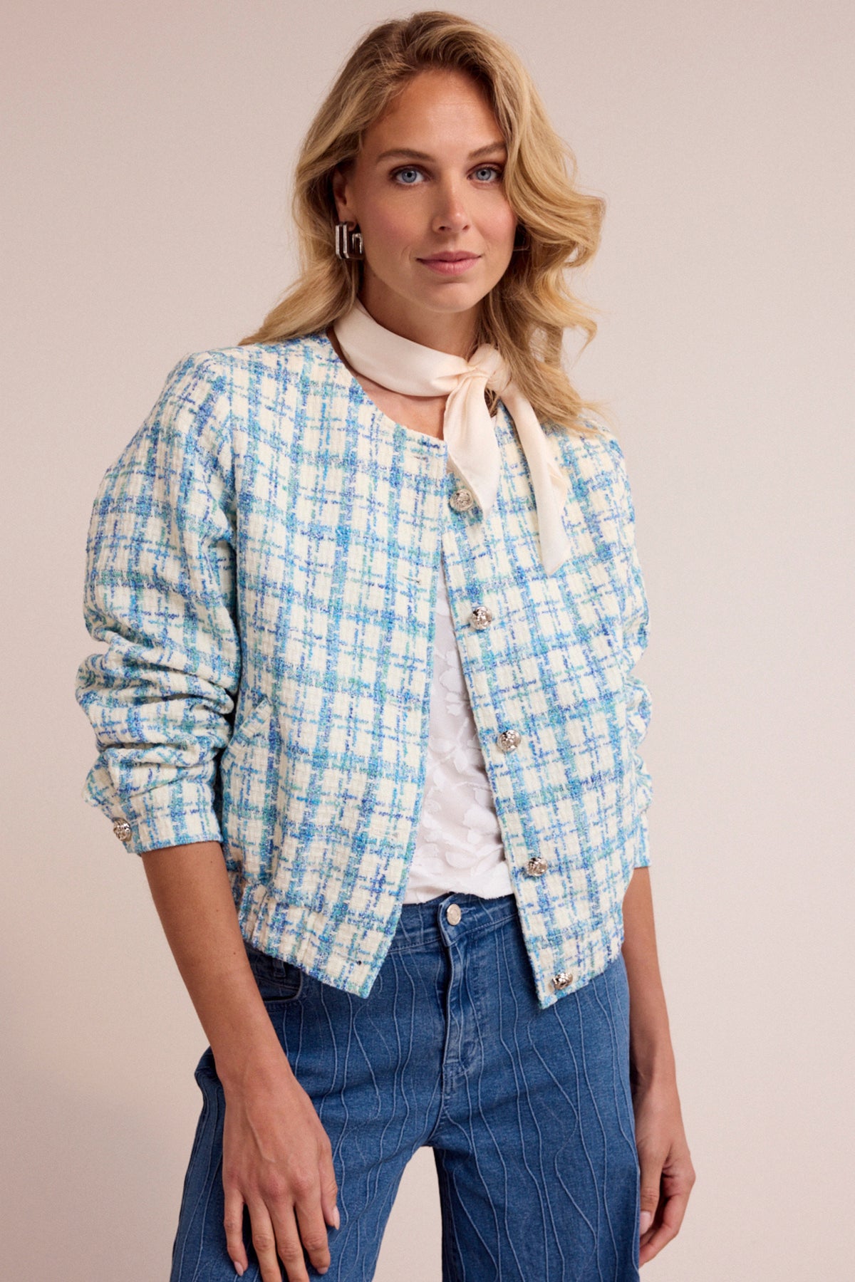 Tramontana jas met ronde hals, blauwe melange tweed, stijlvolle winterjas voor dames, close-up van de textuur en details