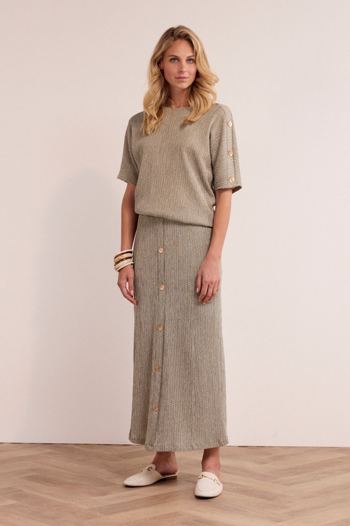 Crinkle maxi rok Tramontana Aloe Melange met een vloeiende pasvorm en elegante uitstraling, zichtbaar op de afbeelding.