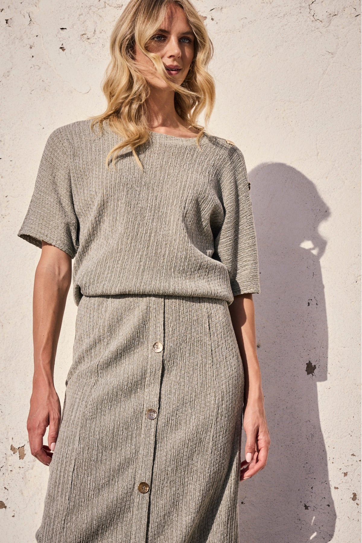 Crinkled maxi rok van Tramontana in Aloe Melange, met een losse, elegante pasvorm en zachte textuur voor dames.