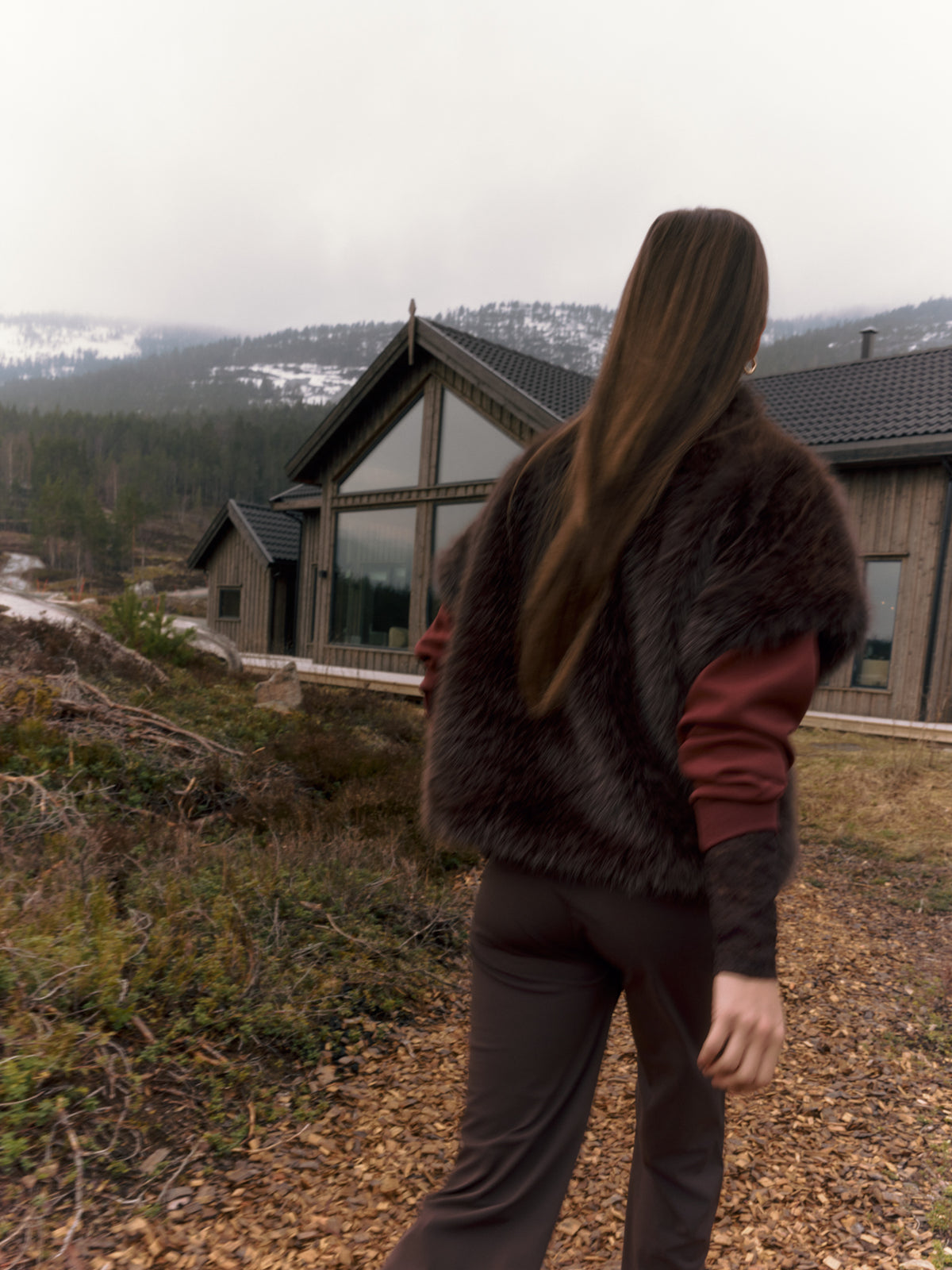 Donkerbruine Lady Day Jenna jas met kraag en knopen, getoond op een model voor een winteroutfit.