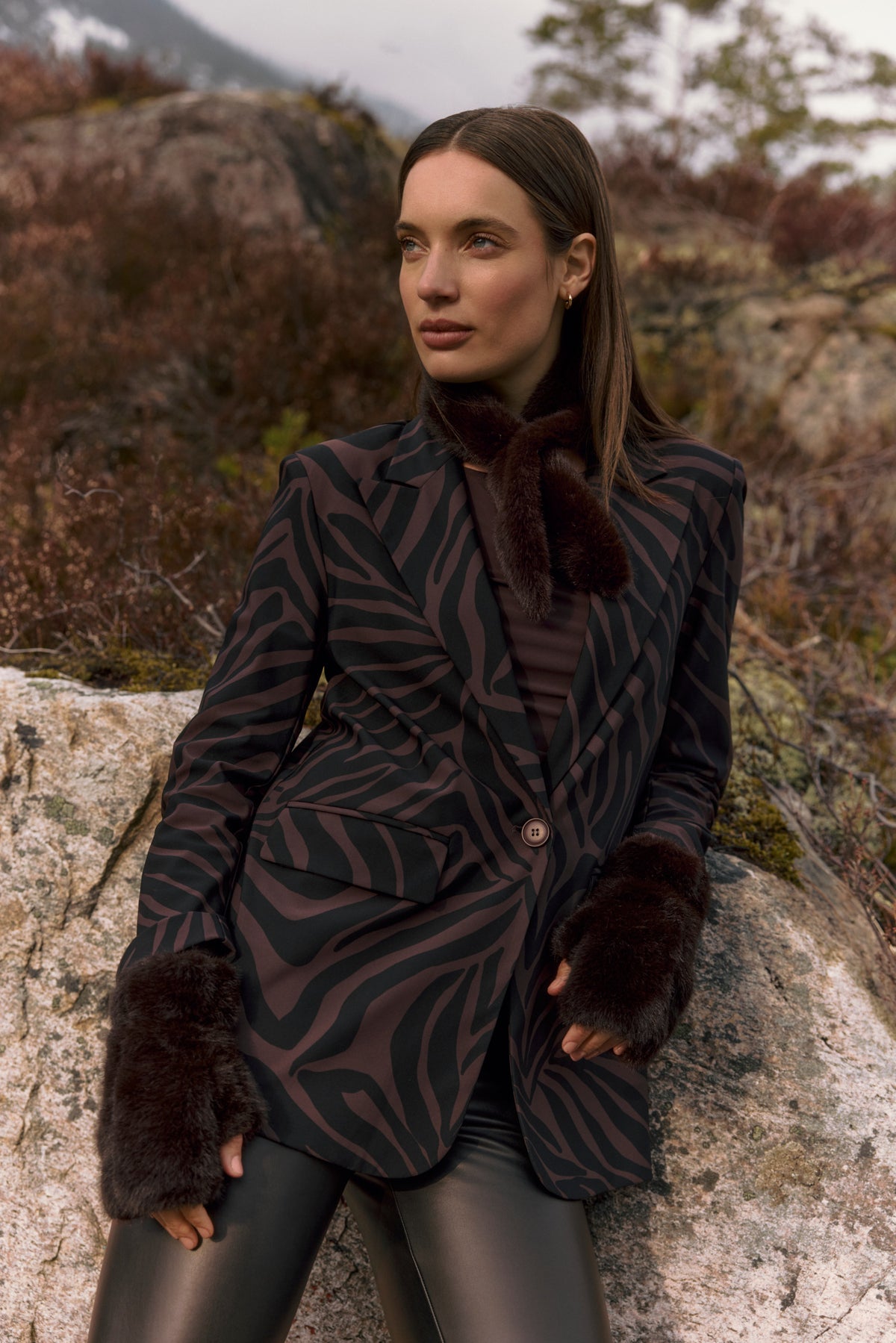 Lady Day Travel Blazer Lorna Ivy Print, lichtblauw en wit, casual stijl, getoond op model met neutrale achtergrond.