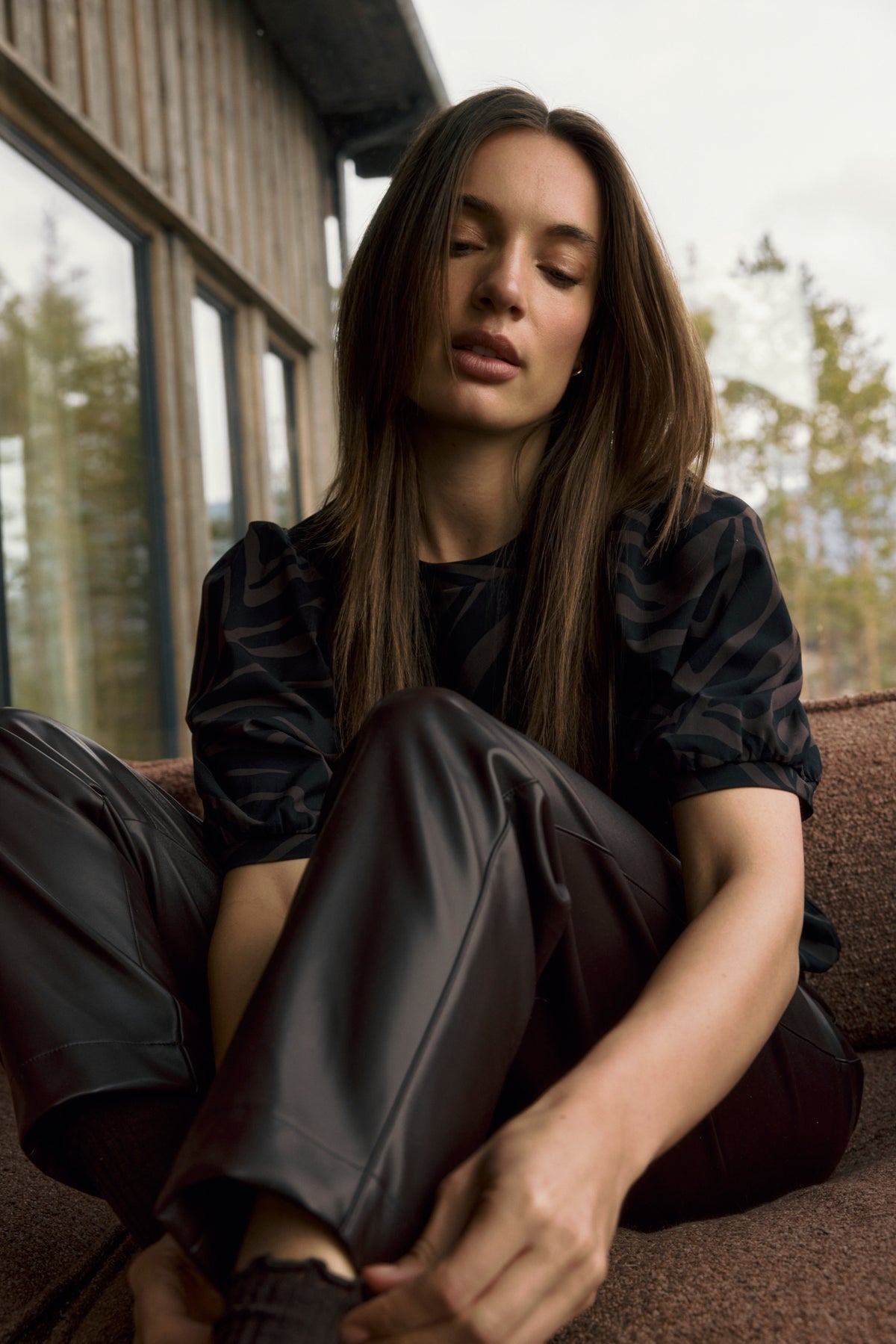 Lady Day reishart met ivy print, model Travel Top Amie, weergegeven op een model in een natuurlijke setting.