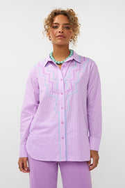 Violet blouse Gaby van Ydence met elegante pasvorm en ronde hals, gedragen door een model.