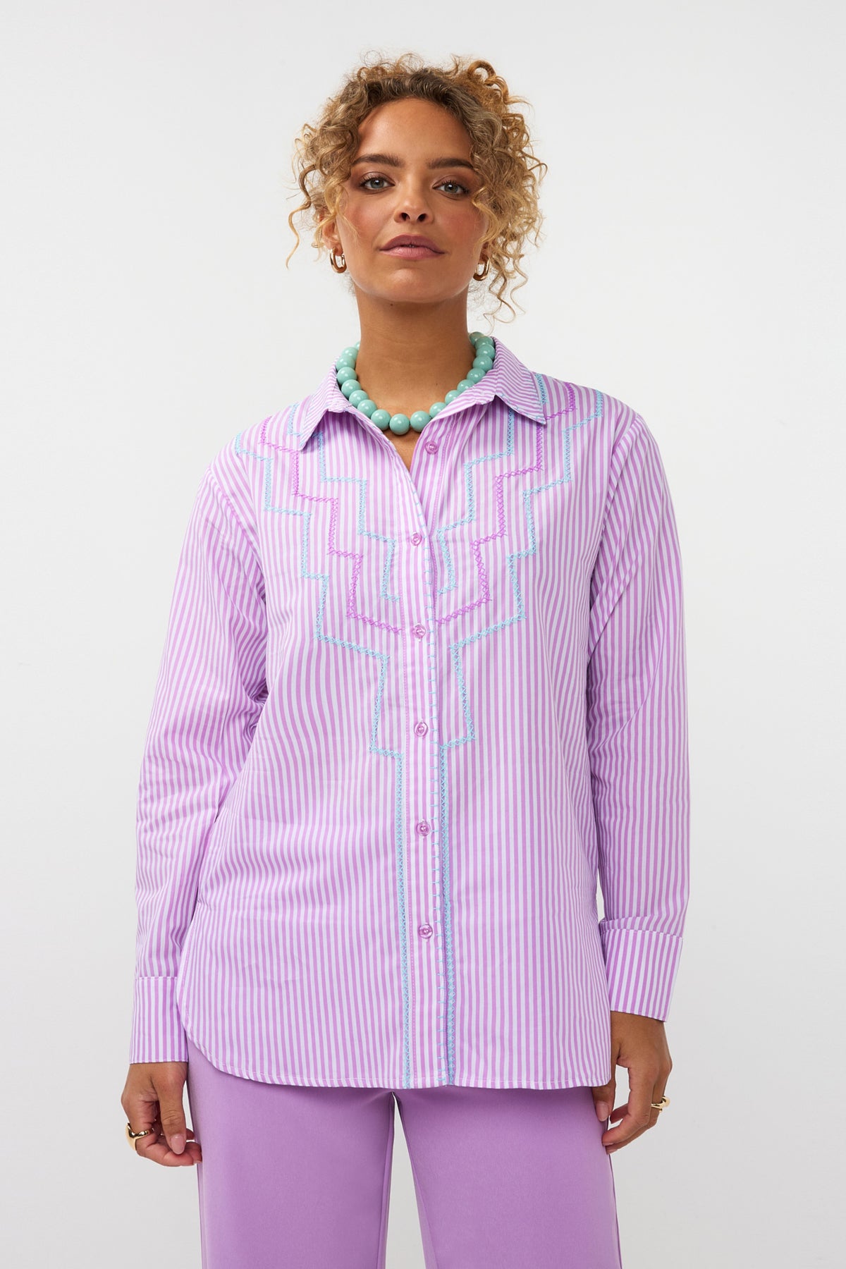 Violet blouse Gaby van Ydence met elegante pasvorm en ronde hals, gedragen door een model.
