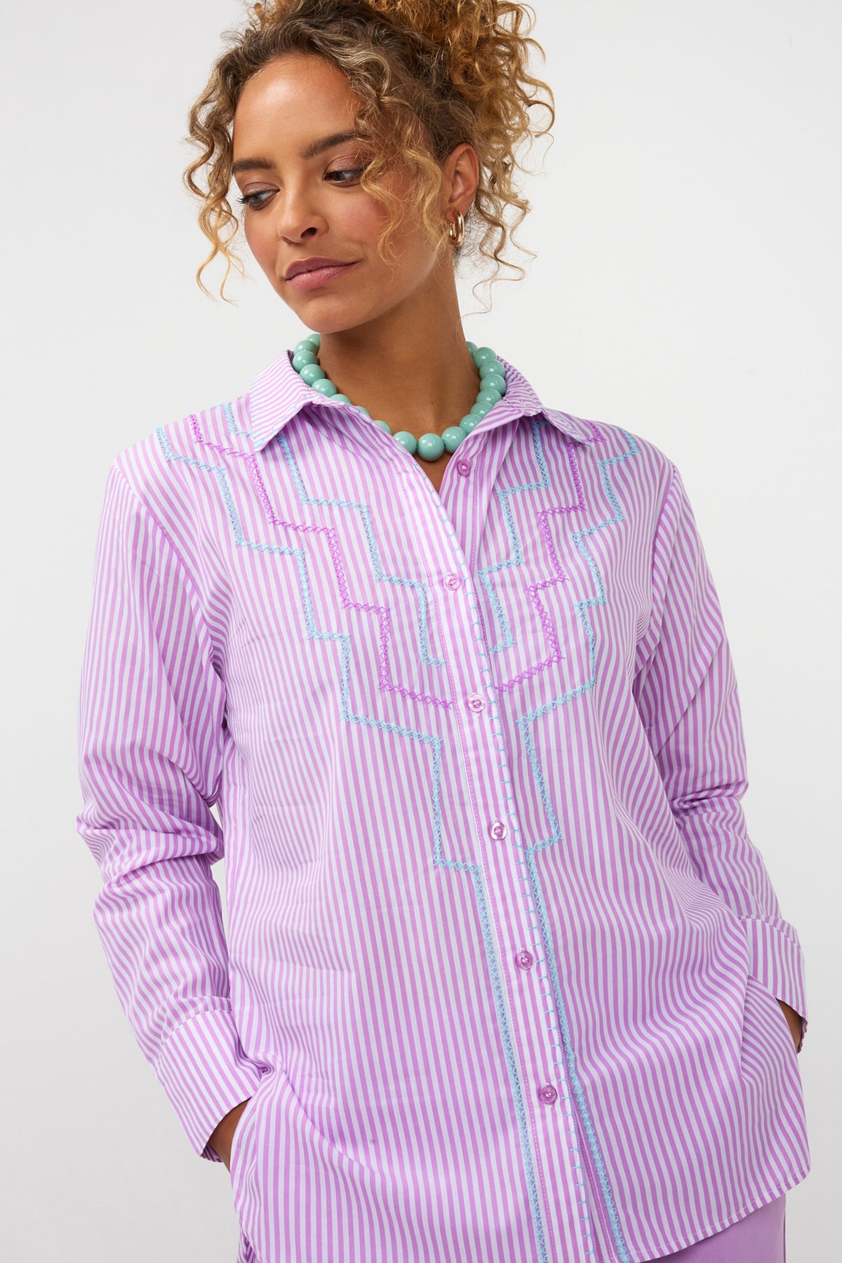 Lichte paarse blouse Gaby van Ydence met ronde hals en lange mouwen, gedragen door een model op een witte achtergrond.