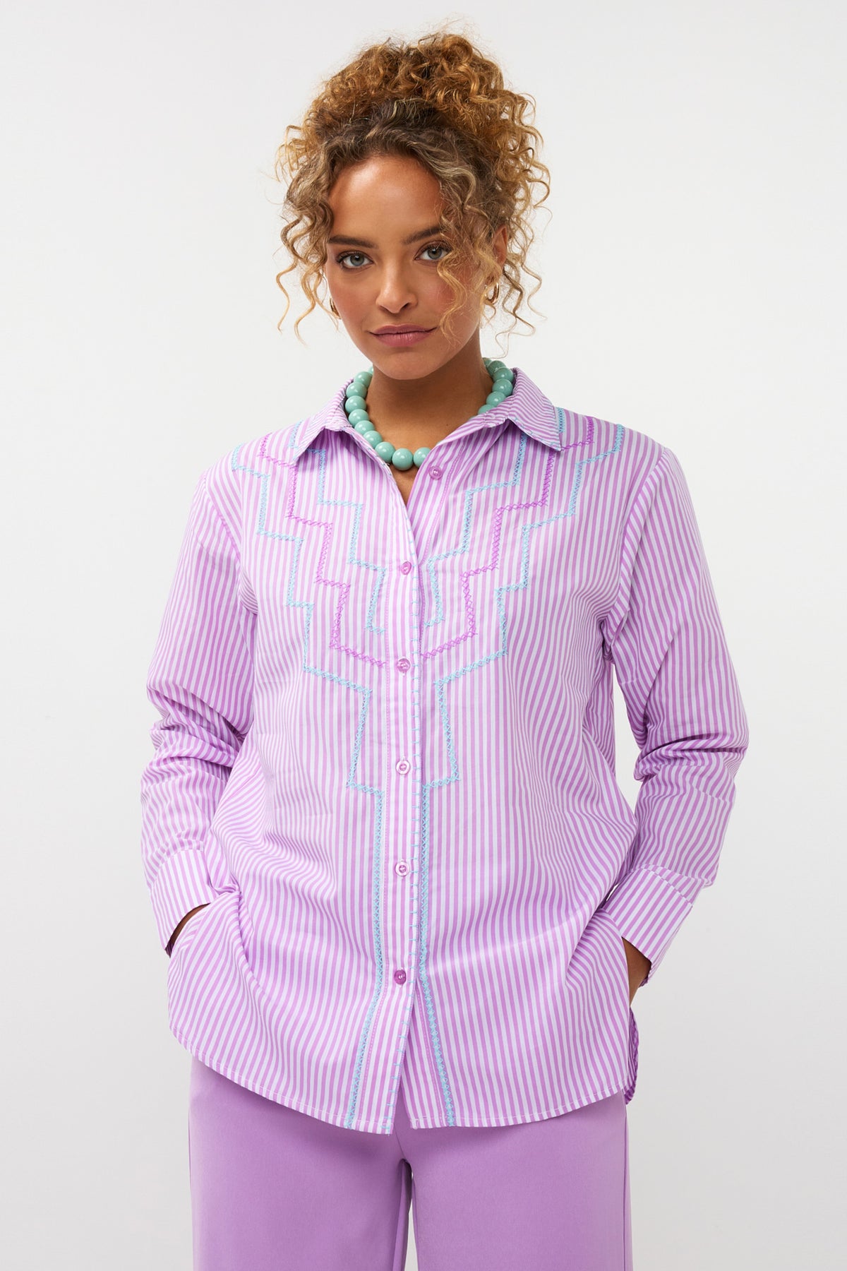 Lichtpaarse blouse Gaby van Ydence met ronde hals en lange mouwen, casual elegante damesblouse.